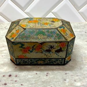 Vintage tin jewelry holder